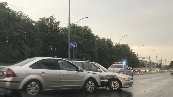 В Брянске из-за нехватки благородства пострадали два водителя