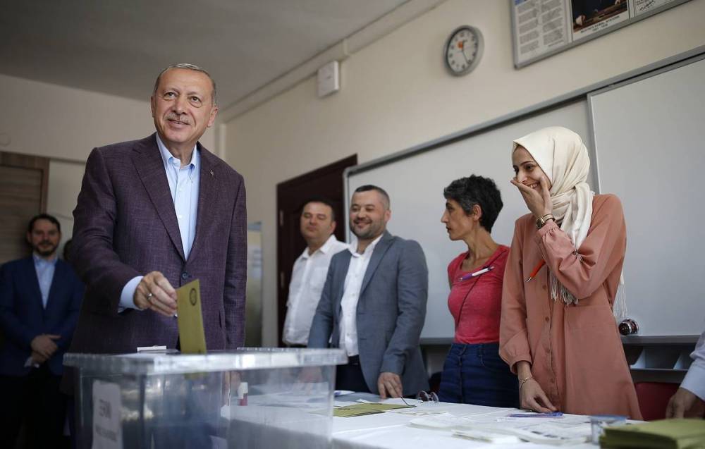Партия Эрдогана впервые с 2002 года уступила на выборах мэра Стамбула