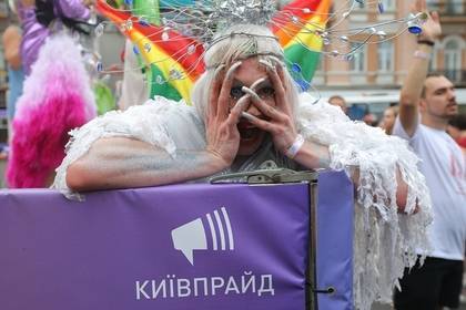 Националисты и депутаты перекрыли дорогу гей-параду в Киеве