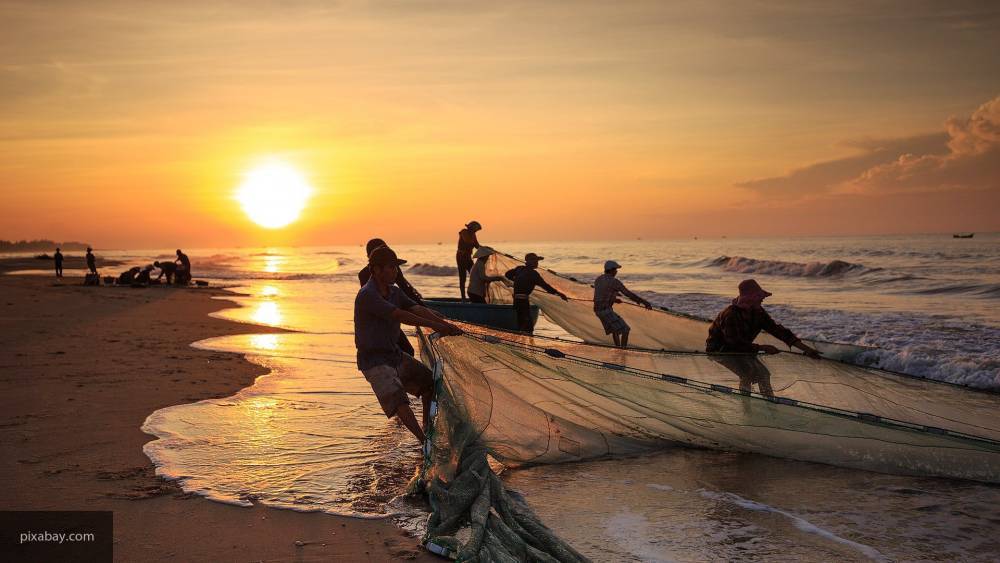 Рыбаков из КНДР спасли с полузатопленной шхуны в Японии