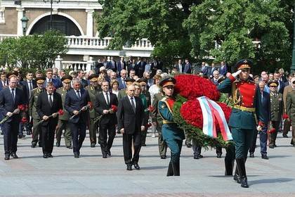 Путин возложил венок к Могиле Неизвестного Солдата