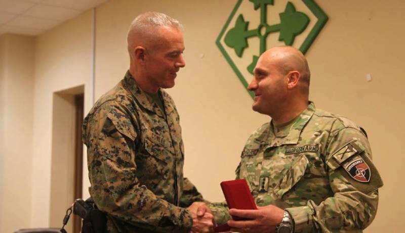 Грузинский полковник с натовским шевроном наградил медалью американского генерала
