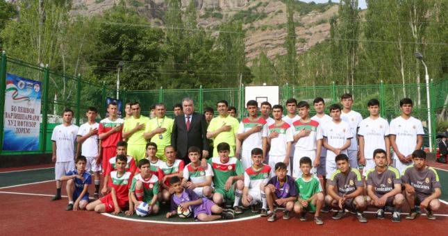Эмомали Рахмон открыл в районе Сангвор спортивную площадку для школьников