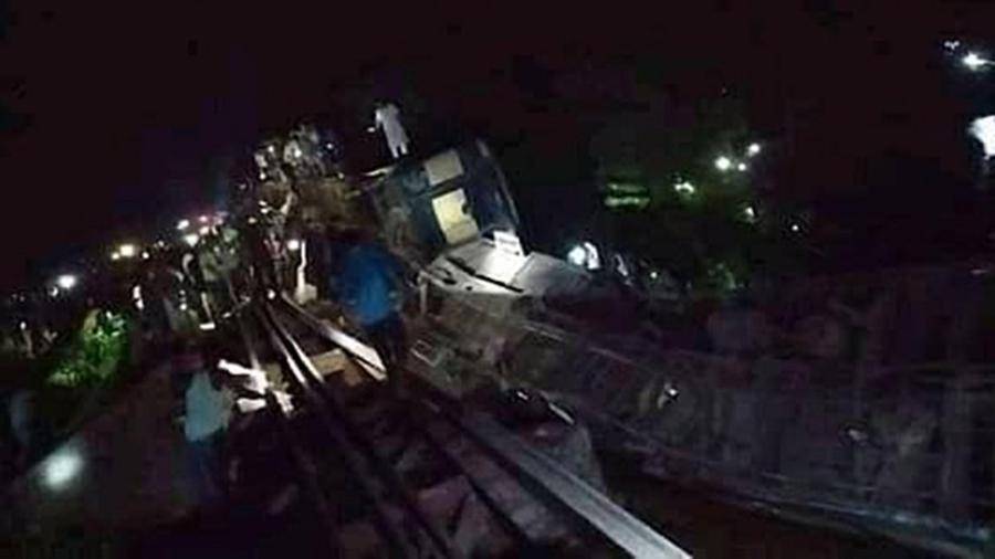 Пять человек погибли в результате схода поезда с рельсов в Бангладеш