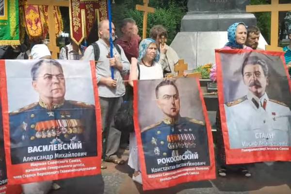 Маразм крепчал: националисты напали на марш киевлян в честь героев Великой Отечественной войны