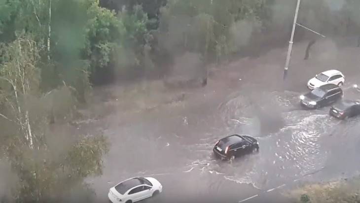 В Брянске после грозы сняли видео «горной реки» на улице Костычева