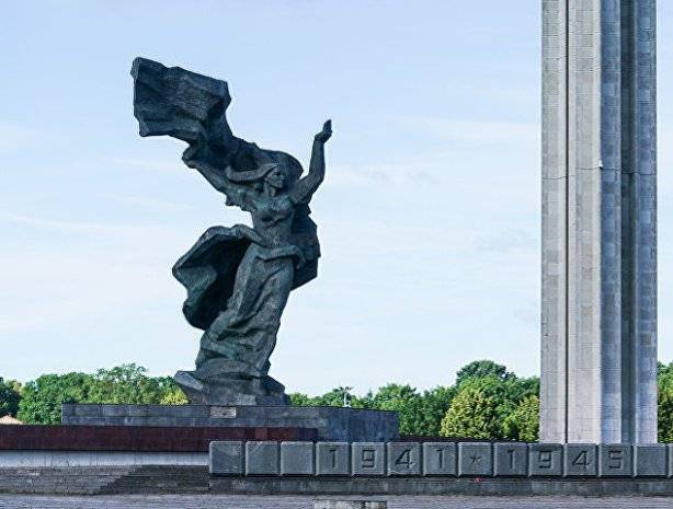 Памятник - снести, российскую армию - вернуть