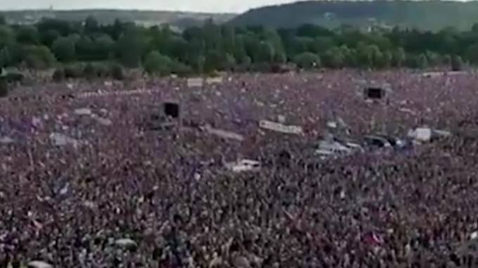 В Праге 250 тысяч человек вышли на митинг, требуя отставки премьера - piter.tv - Чехия - Прага