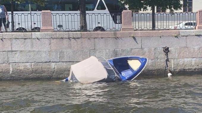 Маломерное судно затонуло после столкновения с пассажирским теплоходом на Фонтанке