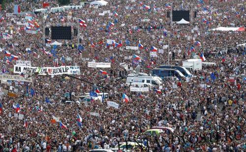 Сотни тысяч чехов вышли на улицы с требованием отставки премьера