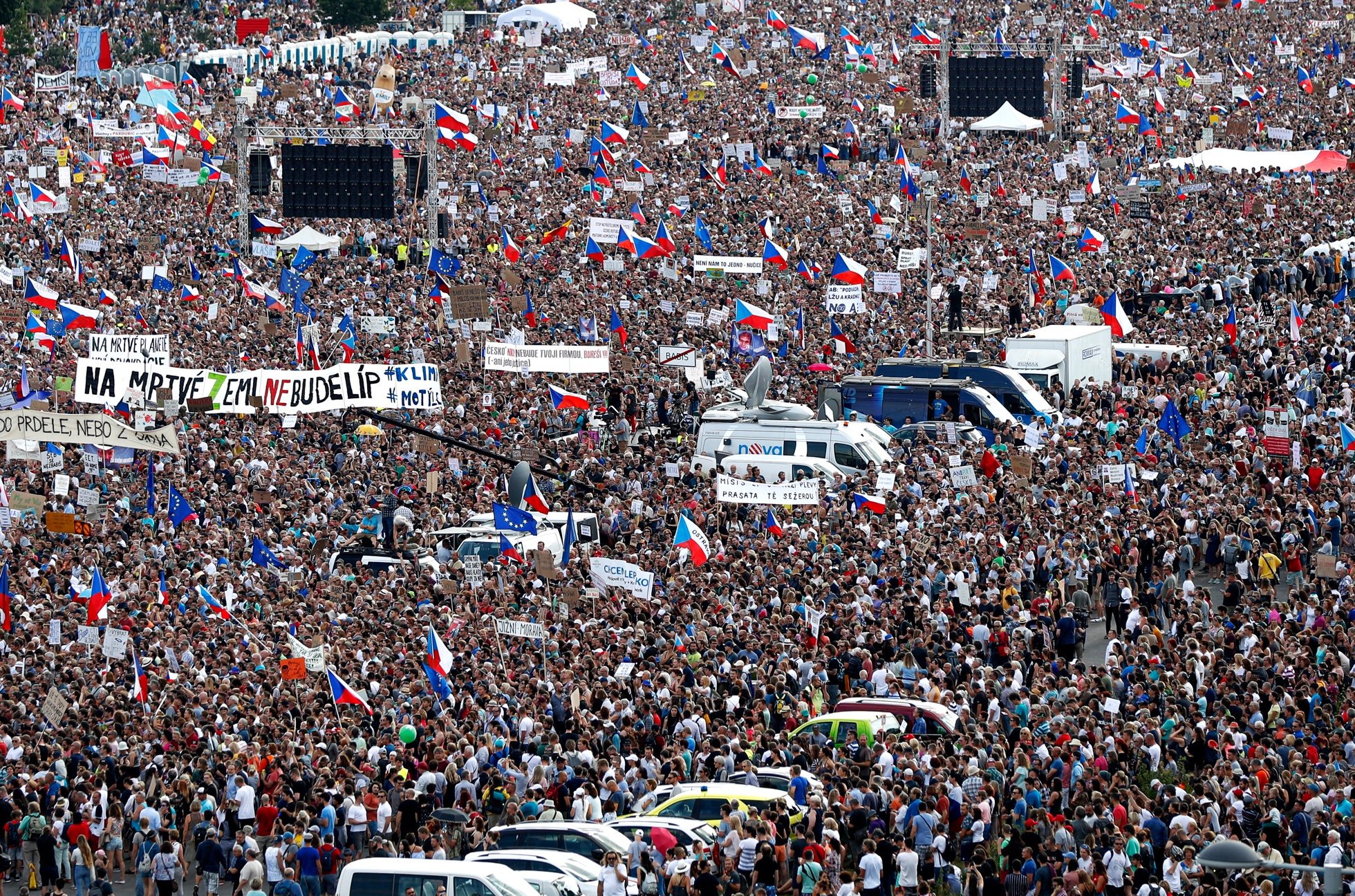 250 тысяч человек вышли на улицы Праги с требованием снять премьер-министра с должности