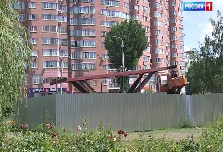 В Ростове начали реконструкцию постамента под памятником комбайну
