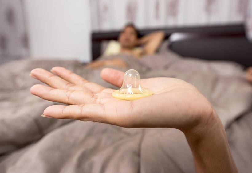 Сексолог рекомендует надевать сразу 2 презерватива для увеличения продолжительности полового акта