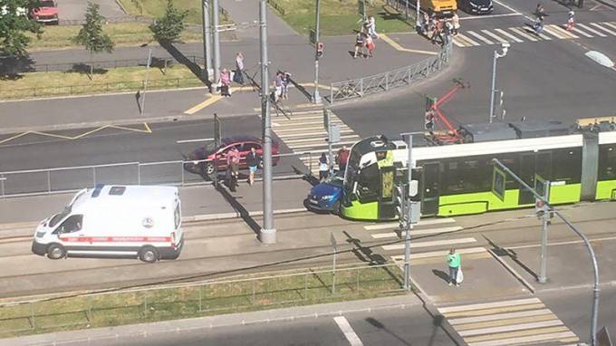 Легковой авто и трамвай "Чижик" столкнулись в Петербурге