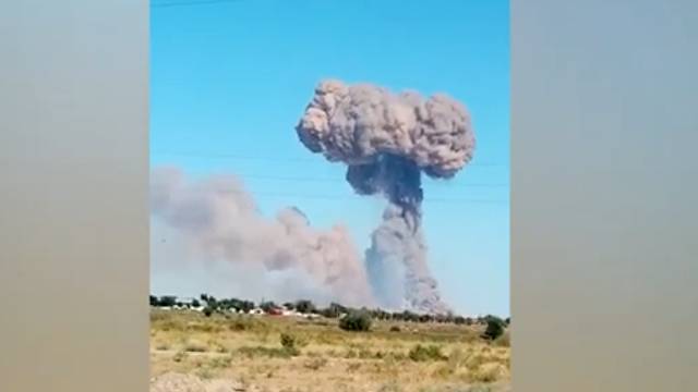 Очевидцы сняли на видео взрывы и пожар в воинской части Казахстана