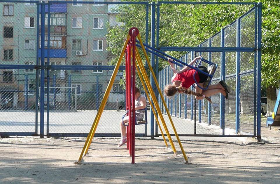 В Смоленске ребёнок получил травму на детской площадке