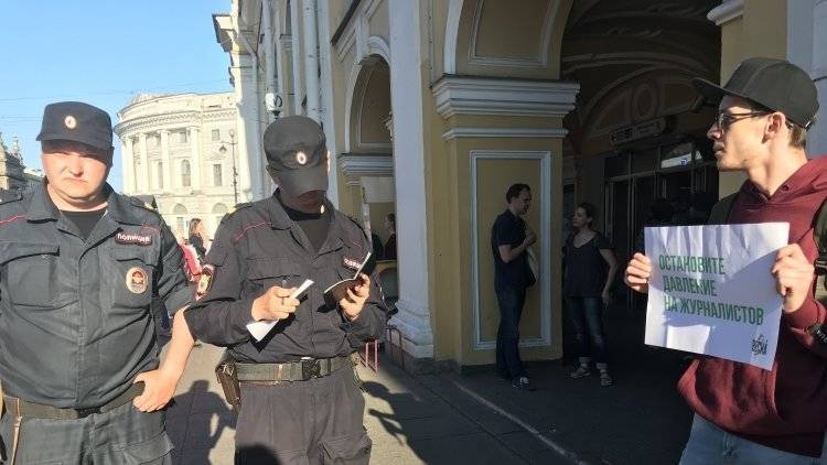 Петербургские полицейские освободили участников провокации движения «Весна»