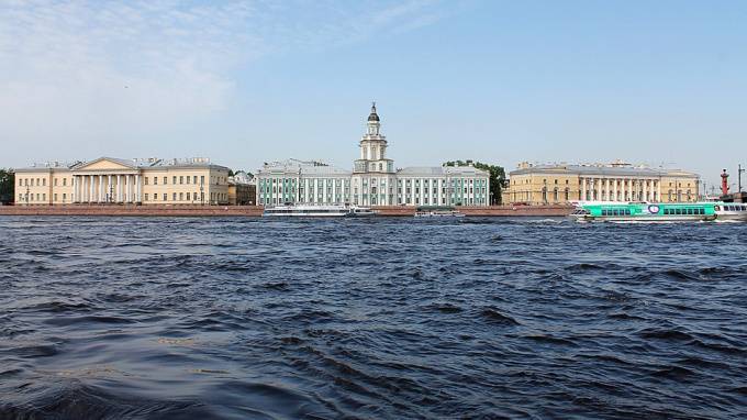 Из рек Петербурга выловили 160 кг нефтесодержащих отходов