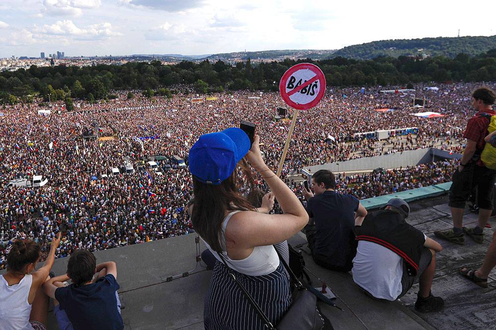 В Праге 250 тысяч человек вышли на акцию против премьера, которого подозревают в мошенничестве