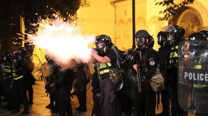 МВД Грузии отстранило от работы 10 полицейских после протестов в Тбилиси