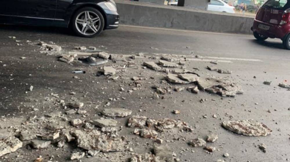 «Устал» еще один: в Киеве кусок моста упал на автомобиль