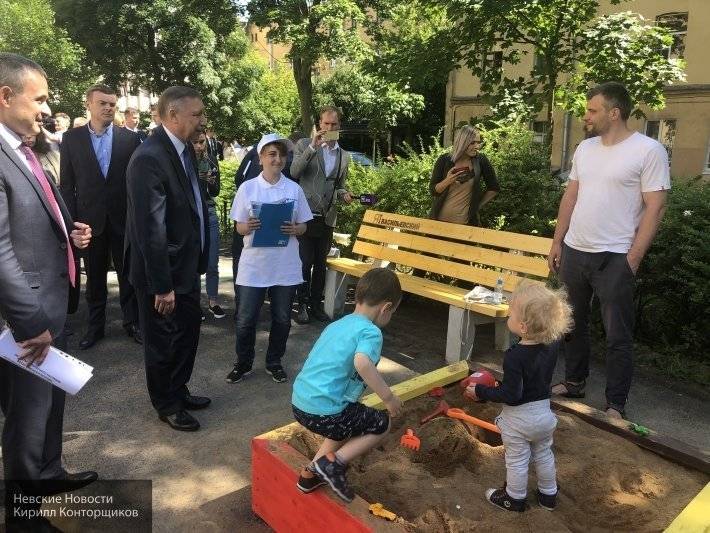 Беглов посетил восстановленную детскую площадку на Васильевском острове