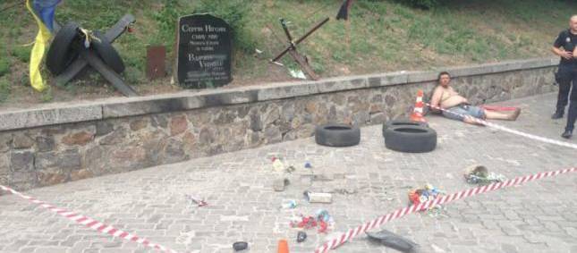 «Пора валить из быдлостана» – майданщики паникуют от разрушения памятника Нигояну | Политнавигатор