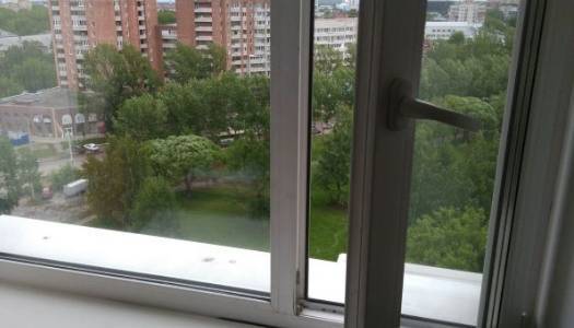 У Києві хлопчик випав з вікна балкону та загинув