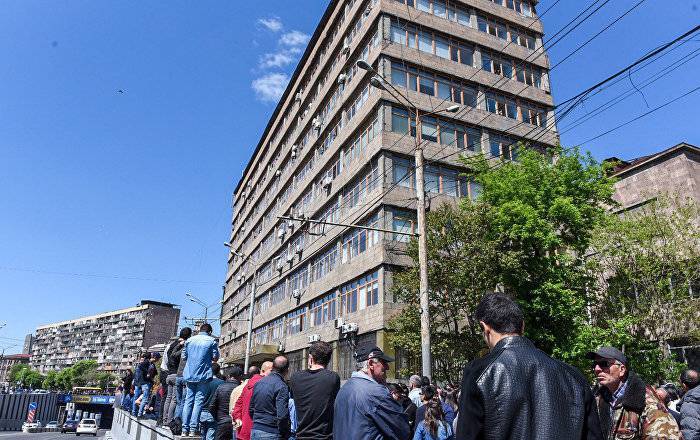 Спасатели эвакуировали студентов Педагогического университета Армении