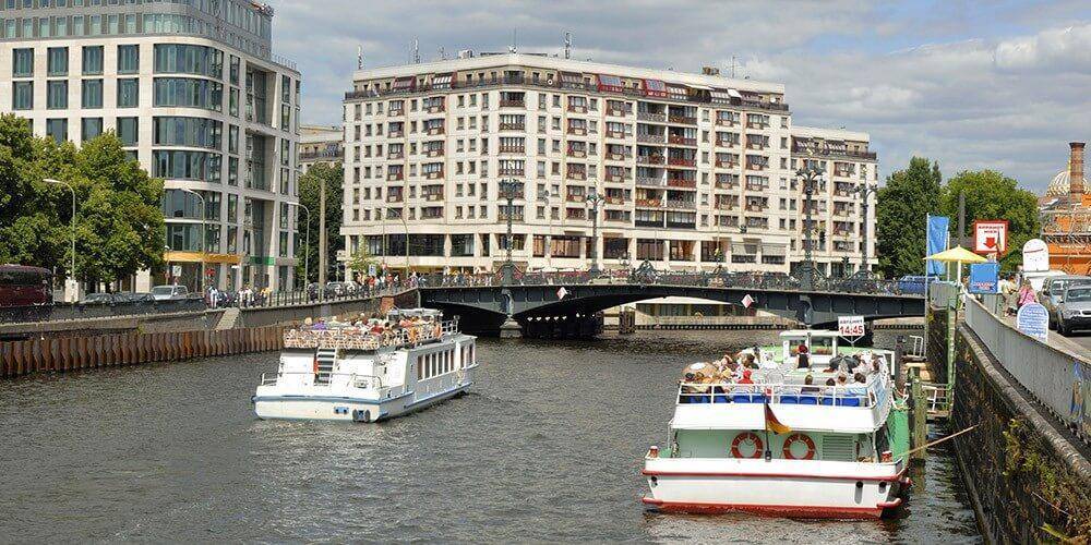 В Берлине несколько туристов получили травмы головы из-за мочившегося с моста человека