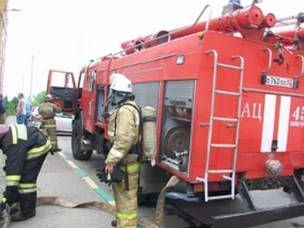 Более 30 пожарных тушат горящий дом на Бору