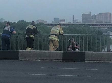 Нижегородские спасатели отговорили молодого человека прыгать с&nbsp;моста