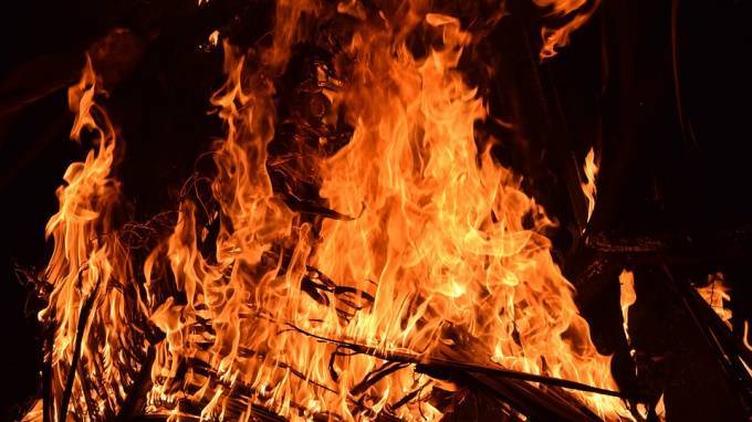 В ночь "Алых парусов" на Васильевском острове загорелась иномарка