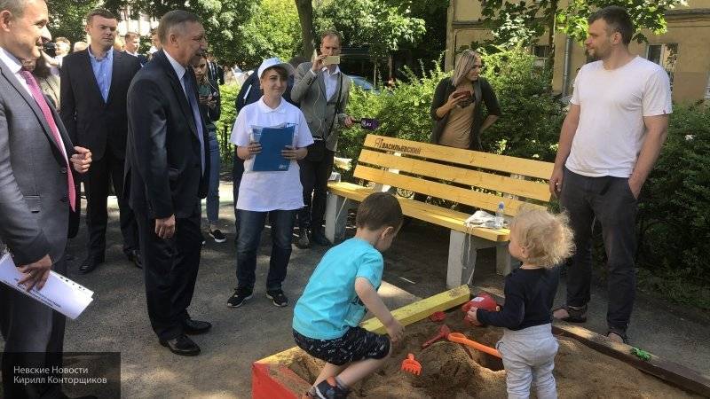 Беглов оценил детскую площадку на Васильевском острове, восстановленную активистами