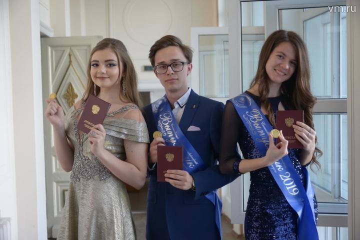 Аттестаты по знакам зодиака начали выдавать выпускникам школы в Красногорске