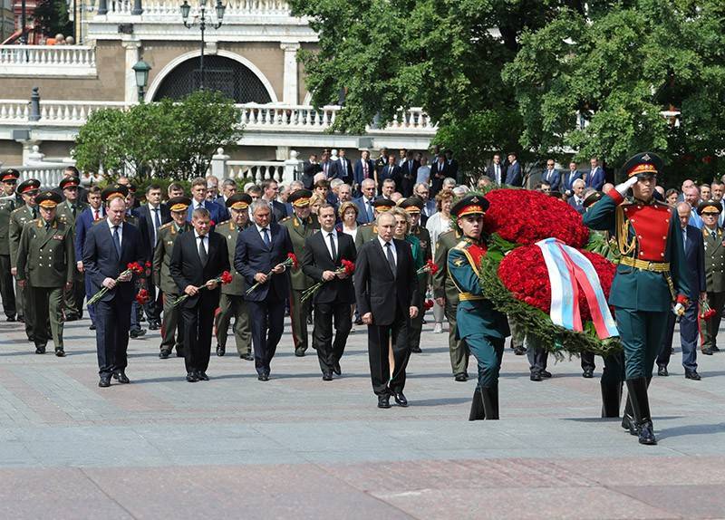 Ветераны возложили цветы к Могиле Неизвестного Солдата в Москве