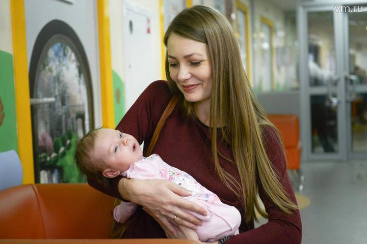 Совет Федерации одобрил идею сподвигать молодых мам к рождению первенца