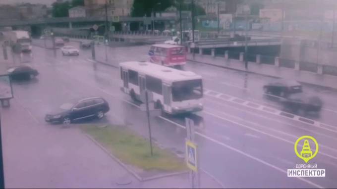 Иномарка сбила мужчину на пересечении Обводного канала и Рузовской улицы