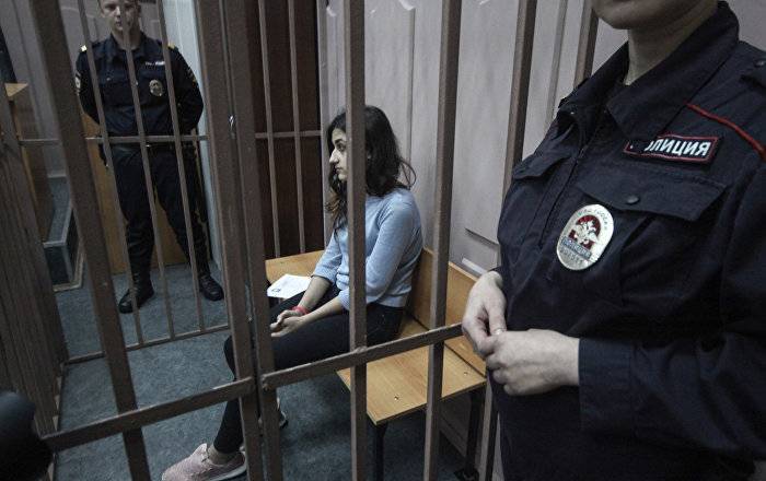 "Свободу сестрам Хачатурян!": у посольства России в Армении идет акция в поддержку девушек