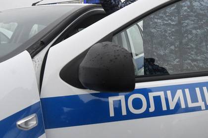Российский полицейский пистолетом отгонял детей от своей машины
