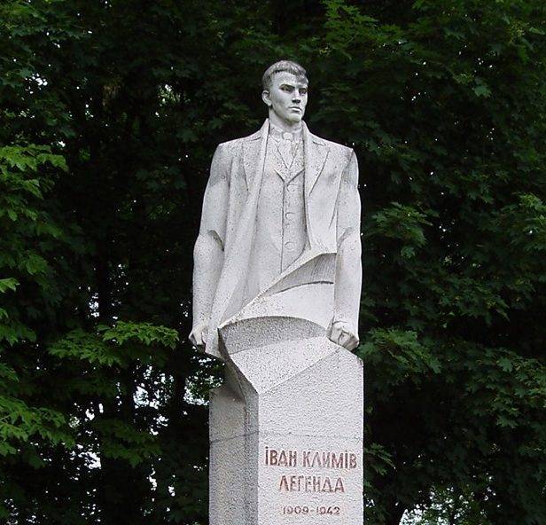 Во Львовской области устанавливают указатели к музеям и памятникам военным преступникам
