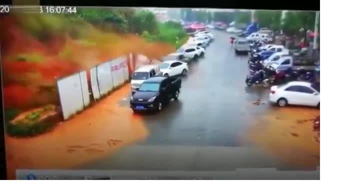 Видео из Китая: Мощный оползень смысл стоянку с автомобилями