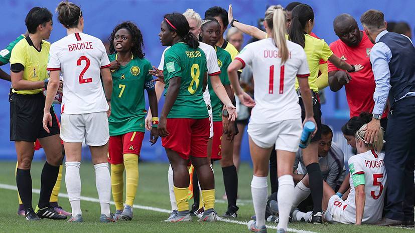 Стычки на поле, слёзы и упрёки в расизме: матч женского ЧМ по футболу Англия — Камерун завершился скандалом