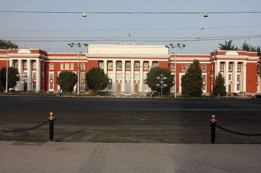 Парламент Таджикистана сделал ЦИК беспартийным