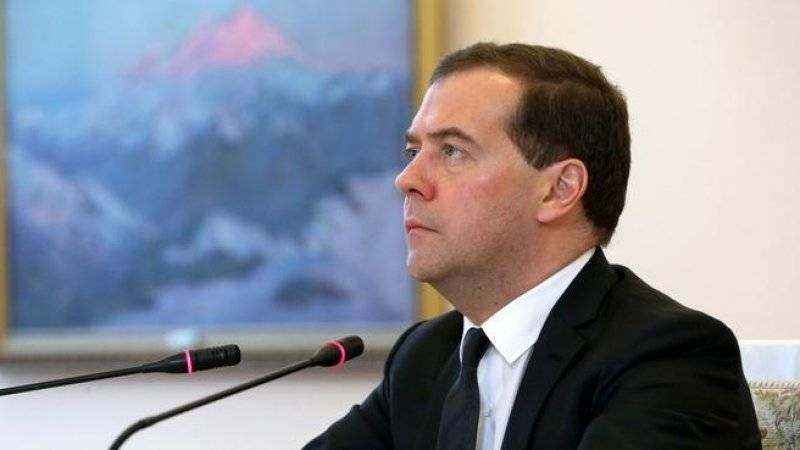 Медведев прибыл на встречу с премьером Франции в Гавр