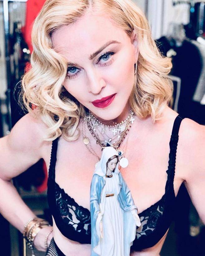 Мадонна поблагодарила Пресвятую Деву, упав перед ней на колени