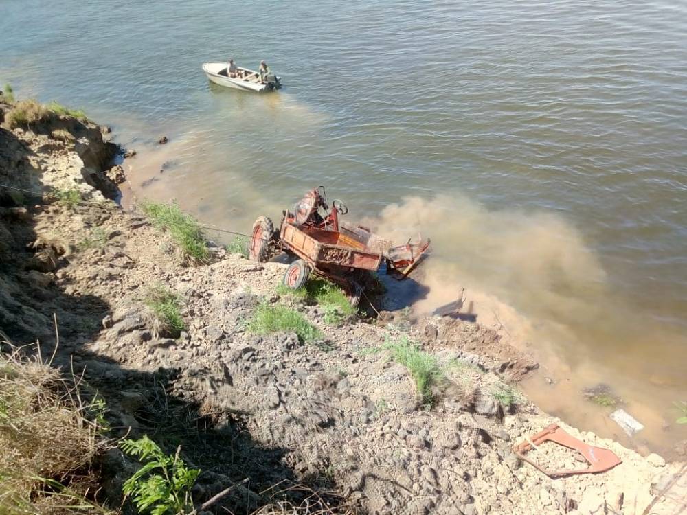 В Астраханской области трактор упал в реку, тракторист утонул