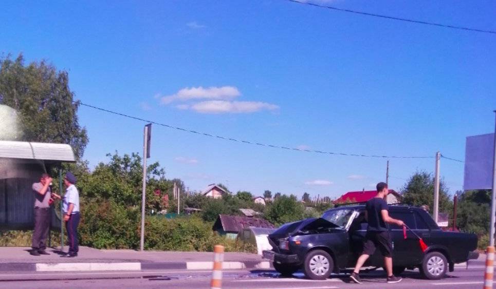 «Жигули сильно повреждены»: в Смоленске произошла авария с участием маршрутки