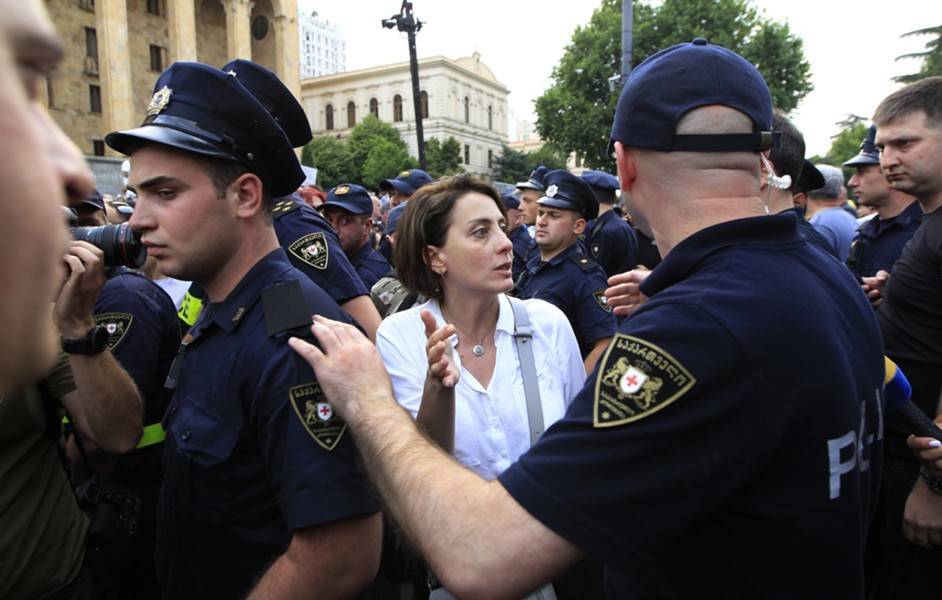 В Грузии отстранили десять участвовавших в разгоне митинга полицейских