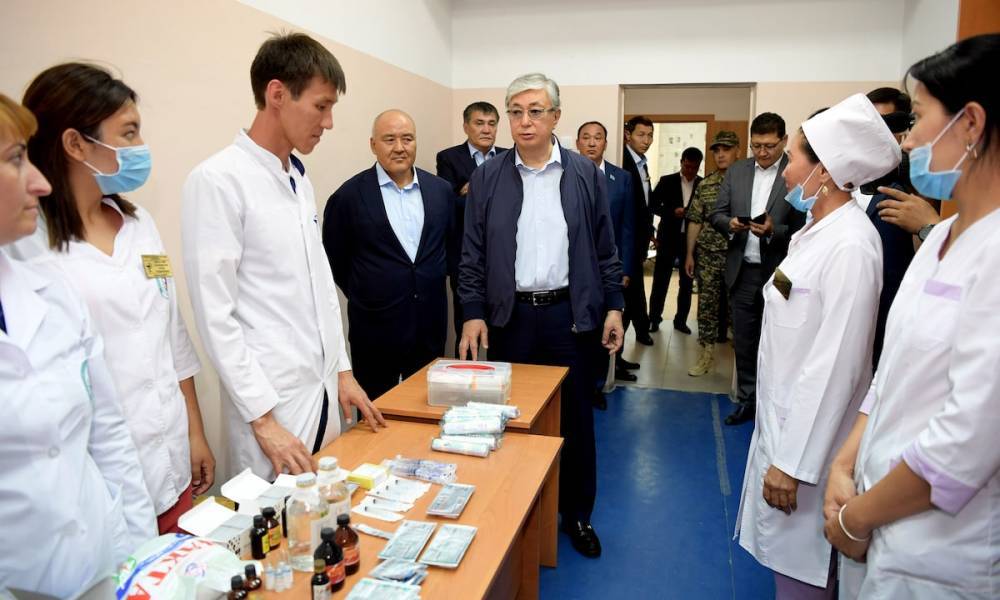 Токаев посетил в больнице Шымкента пострадавших от взрывов в Арыси (видео)